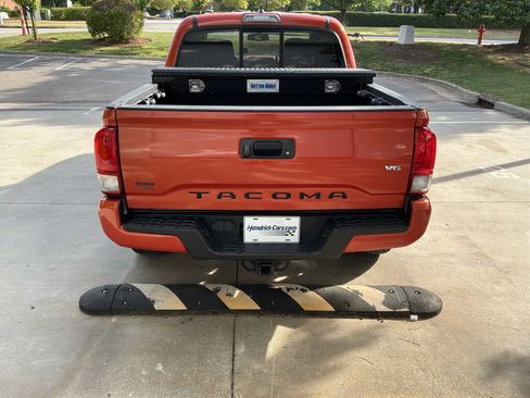 Used 2016 Toyota Tacoma TRD Sport w/ Towing Package image 9