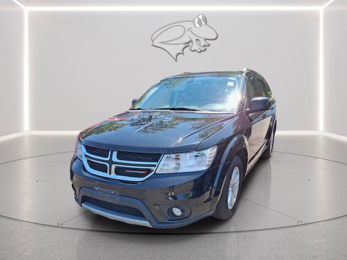 Used 2019 Dodge Journey SE FWD image 2