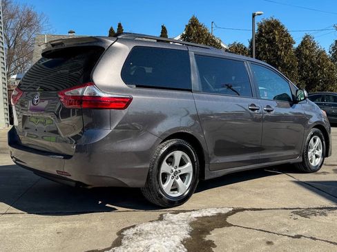 Used 2018 Toyota Sienna LE image 3