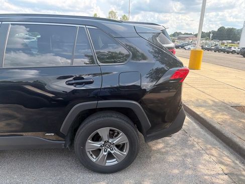 Used 2025 Toyota RAV4 LE AWD/4WD image 4