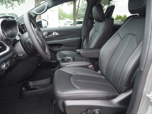 New 2025 Chrysler Pacifica Select w/ Uconnect Theater Family Group image 14