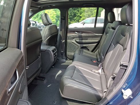 New 2026 Jeep Grand Cherokee Limited w/ Luxury Tech Group II AWD/4WD image 6
