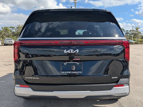 Certified 2025 Kia Carnival EX image 6
