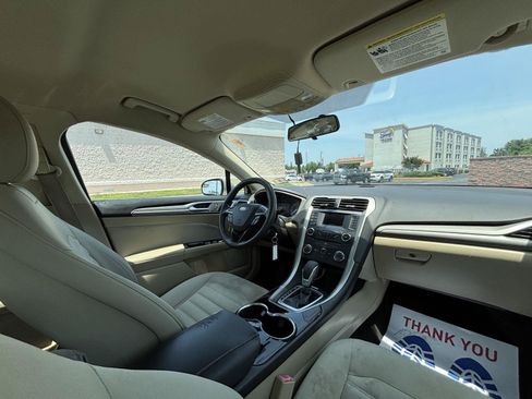 Used 2015 Ford Fusion SE FWD image 16