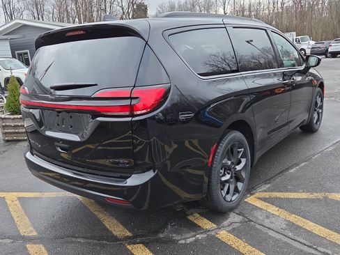 New 2026 Chrysler Pacifica Limited w/ S Appearance Package image 4