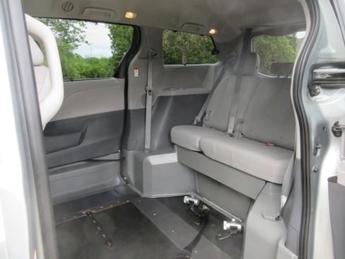 Used 2020 Toyota Sienna XLE w/ XLE Navigation Package FWD image 34