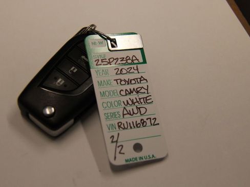 Used 2024 Toyota Camry SE image 32