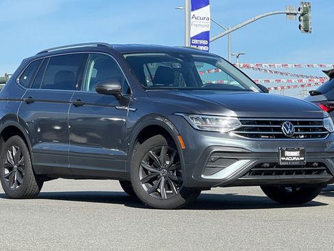 Used 2022 Volkswagen Tiguan SE image 2