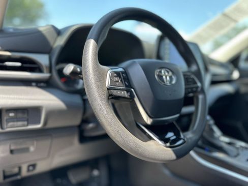 Used 2021 Toyota Highlander L AWD/4WD image 12