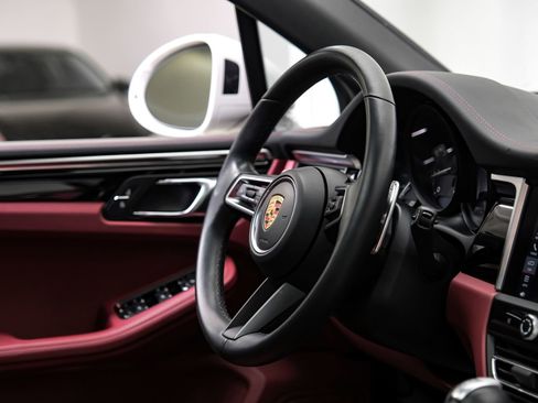 Used 2023 Porsche Macan Turbo image 14