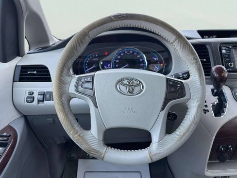 Used 2013 Toyota Sienna XLE FWD image 28