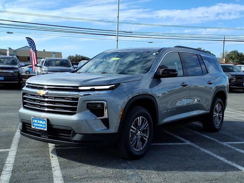 New 2026 Chevrolet Traverse LT image 3