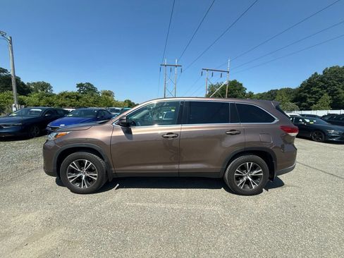 Used 2019 Toyota Highlander Plus AWD/4WD image 2