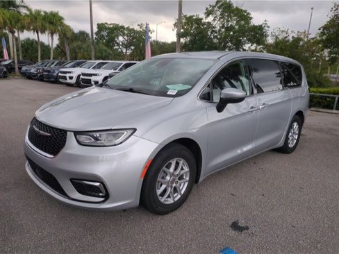 Used 2023 Chrysler Pacifica Touring-L image 9