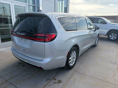 Used 2024 Chrysler Pacifica Touring-L FWD image 10
