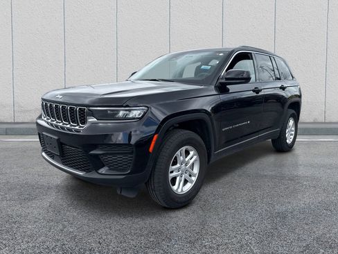 Used 2023 Jeep Grand Cherokee Laredo AWD/4WD image 3