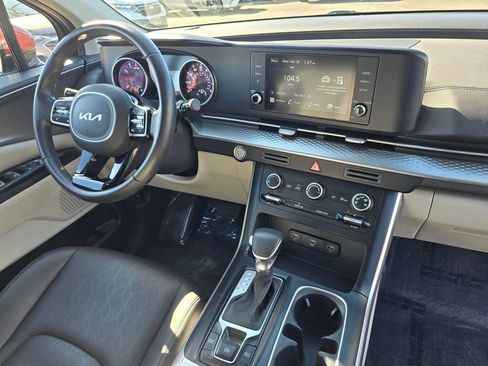 Used 2024 Kia Carnival LX FWD image 11