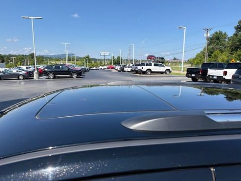 Used 2020 Jeep Grand Cherokee Overland AWD/4WD image 6