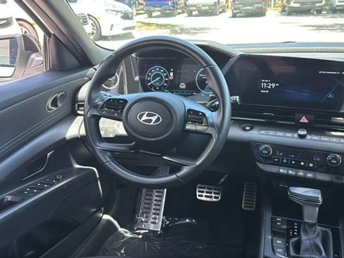 Used 2025 Hyundai Elantra SEL FWD image 13