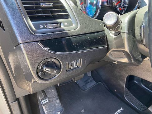 Used 2015 Chrysler Town & Country S w/ Driver Convenience Group FWD image 10