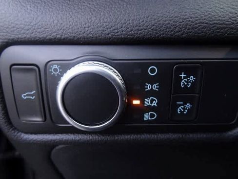 Used 2022 Ford Explorer XLT image 18