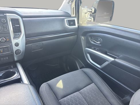 Used 2019 Nissan Titan SV w/ SV Convenience Package image 16