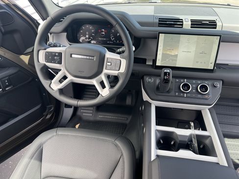 New 2025 Land Rover Defender 90 X-Dynamic SE image 9