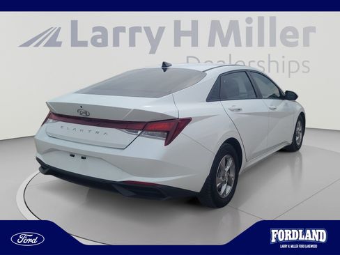 Used 2022 Hyundai Elantra SE FWD image 5