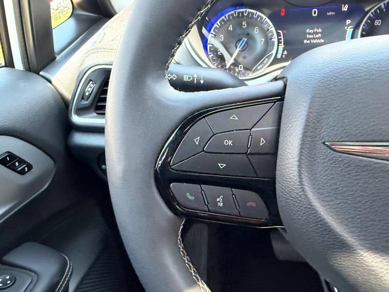 Used 2025 Chrysler Pacifica Limited FWD image 14