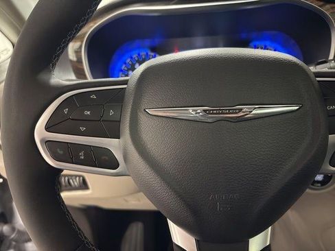 Used 2024 Chrysler Pacifica Limited image 15