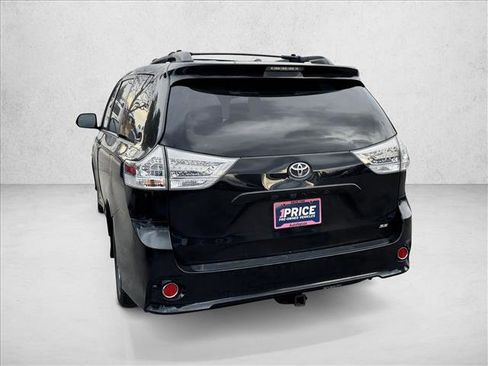 Used 2017 Toyota Sienna SE Premium image 6