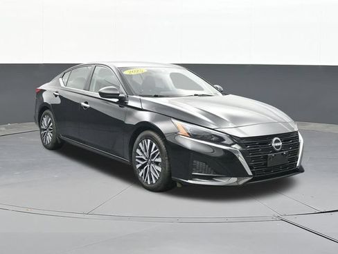 Used 2025 Nissan Altima 2.5 SV FWD image 19