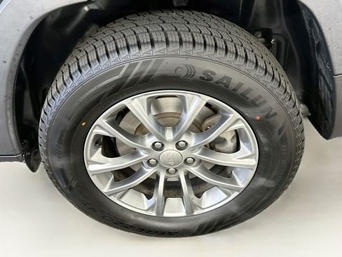 Used 2019 Jeep Cherokee Latitude Plus w/ Comfort/Convenience Group AWD/4WD image 11