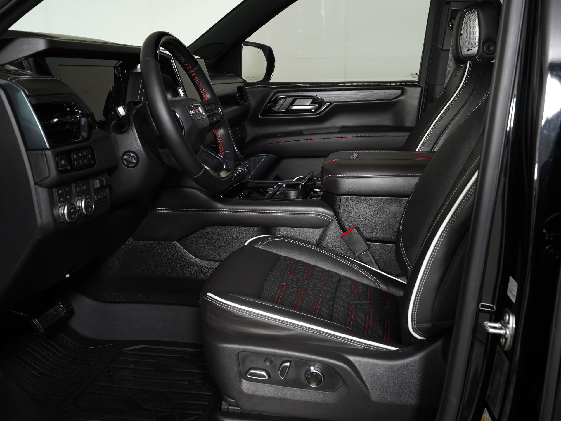 Used 2026 GMC Yukon AT4 Ultimate w/ LPO, Floor Liner Package AWD/4WD image 17