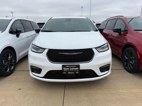 New 2026 Chrysler Pacifica Select image 2