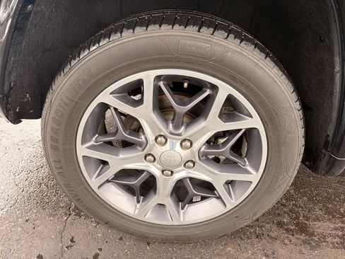 Used 2019 Jeep Grand Cherokee Overland AWD/4WD image 92