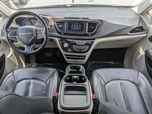 Used 2019 Chrysler Pacifica Touring-L FWD image 17