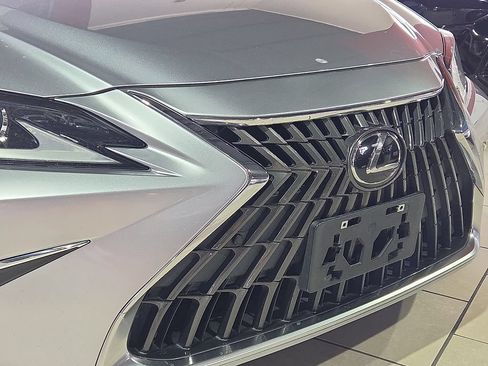 Used 2023 Lexus ES 350 w/ Premium Package FWD image 6