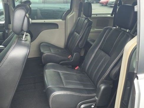 Used 2015 Chrysler Town & Country Touring FWD image 9