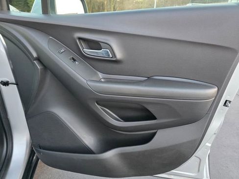 Used 2017 Chevrolet Trax LT w/ LT Convenience Package image 22