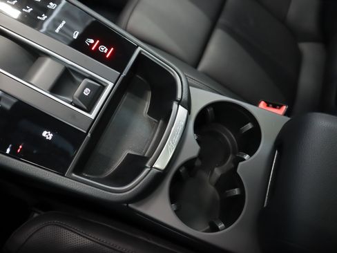 Used 2025 Porsche Macan image 19