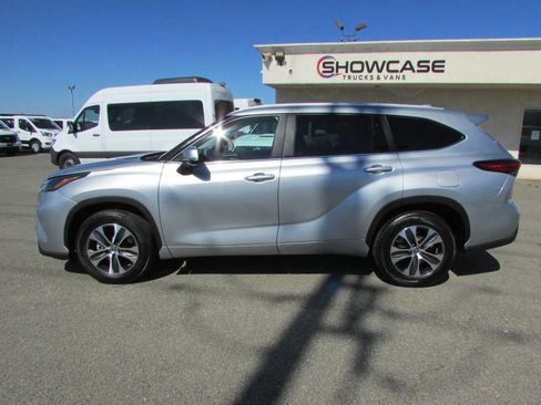 Used 2023 Toyota Highlander XLE image 10