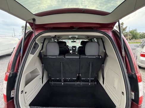 Used 2014 Chrysler Town & Country Touring FWD image 9
