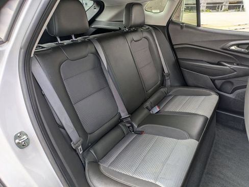 Used 2025 Chevrolet Trax LT w/ LT Convenience Package FWD image 27