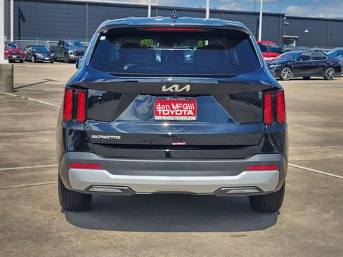 Used 2025 Kia Sorento LX image 6