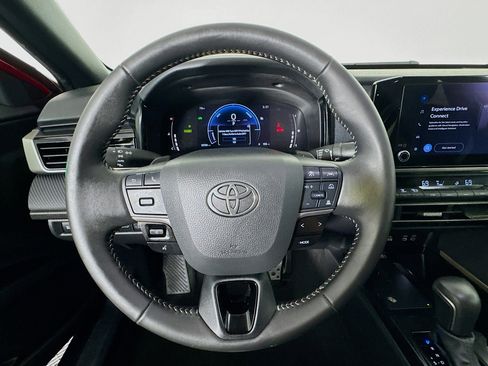 Used 2025 Toyota Camry SE image 11