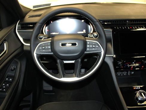 New 2025 Jeep Grand Cherokee Altitude image 12