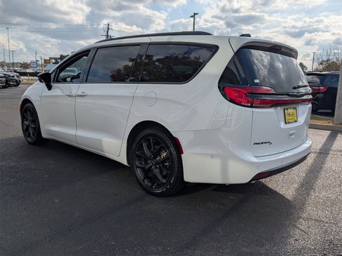 Used 2024 Chrysler Pacifica Touring-L w/ S Appearance Package image 5