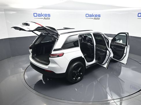 Used 2023 Jeep Grand Cherokee Limited w/ Black Appearance Package AWD/4WD image 57