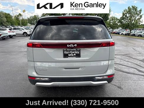 Used 2024 Kia Carnival EX FWD image 4